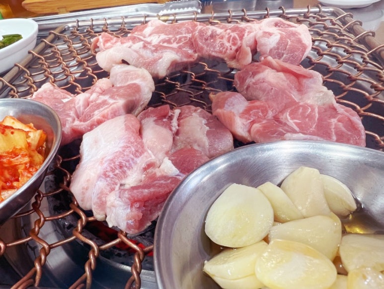 진목살참숯돼지 이미지