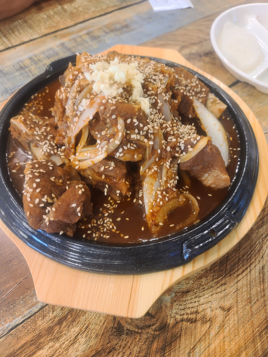 안머보면안돼지 이미지
