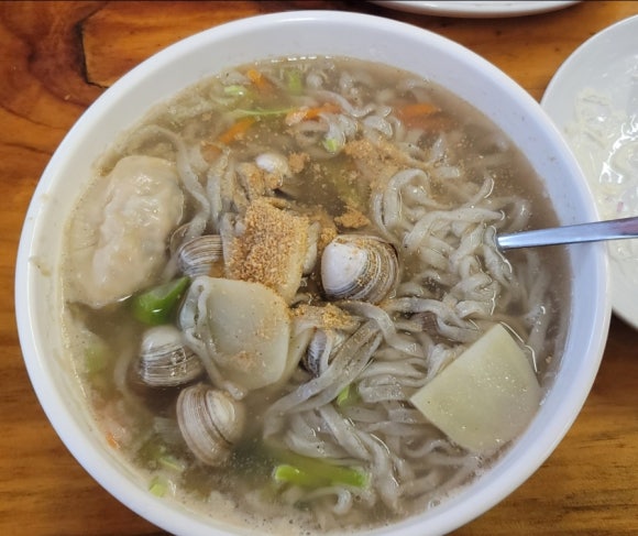 만두품은칼국수 이미지