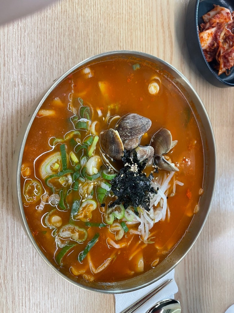 육회랑연어사이 이미지