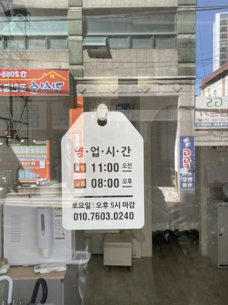 흰네일앤브로우 이미지