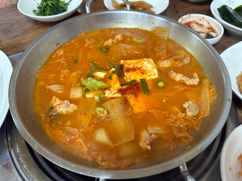 명품김치찌개 이미지