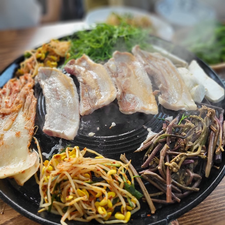 행복한 솥뚜껑 김치삼겹살 이미지