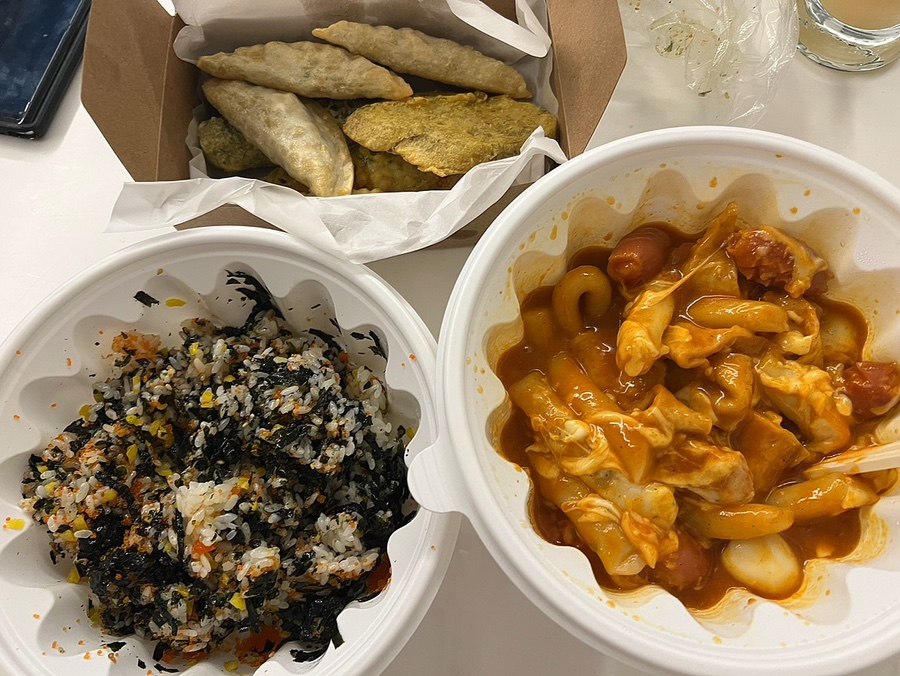 떡볶이 퍼주는 판다 이미지