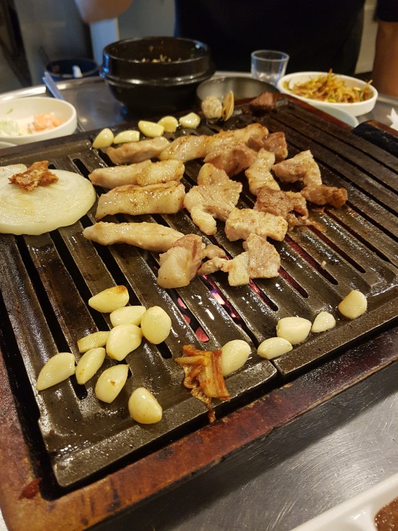황우와꺼먹돼지 이미지