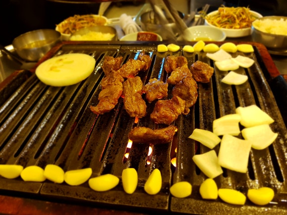 황우와꺼먹돼지 이미지