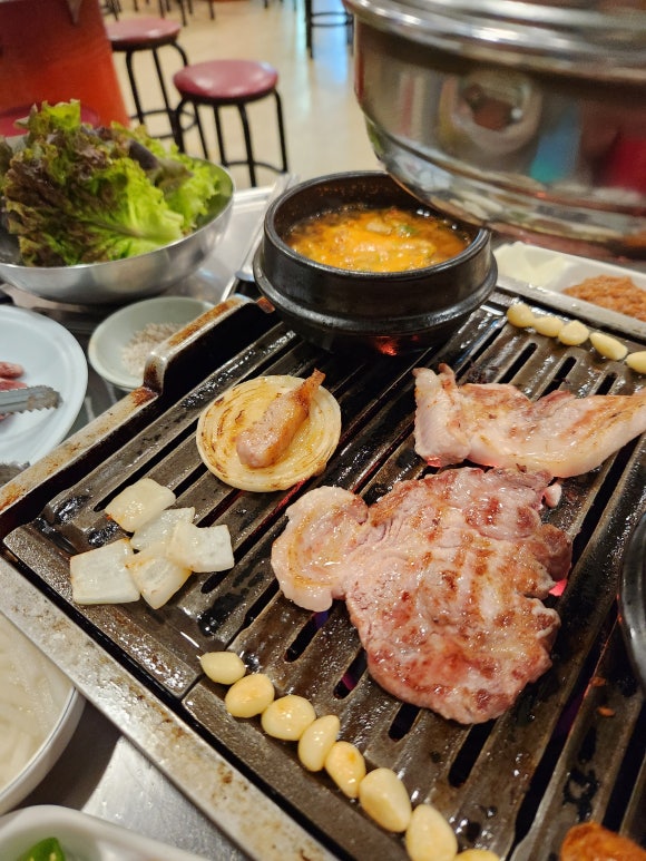 황우와꺼먹돼지 이미지