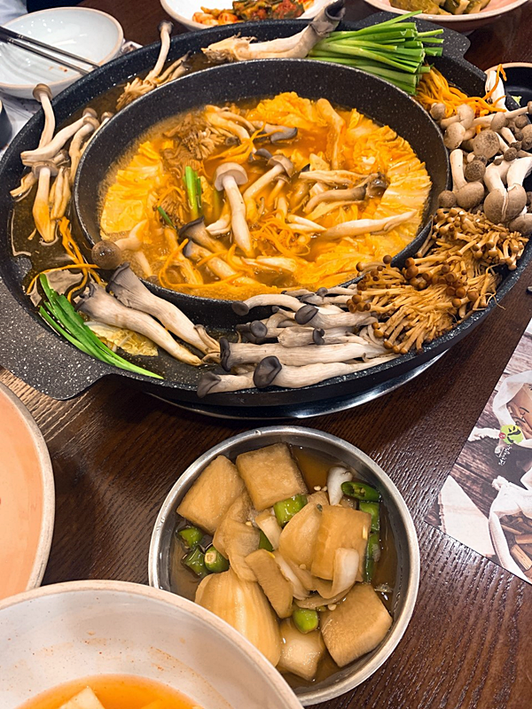 황금버섯백숙 이미지