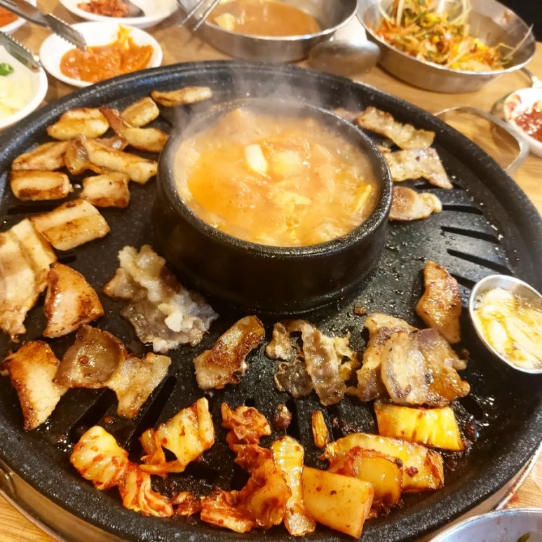 꽃돼지바베큐 이미지