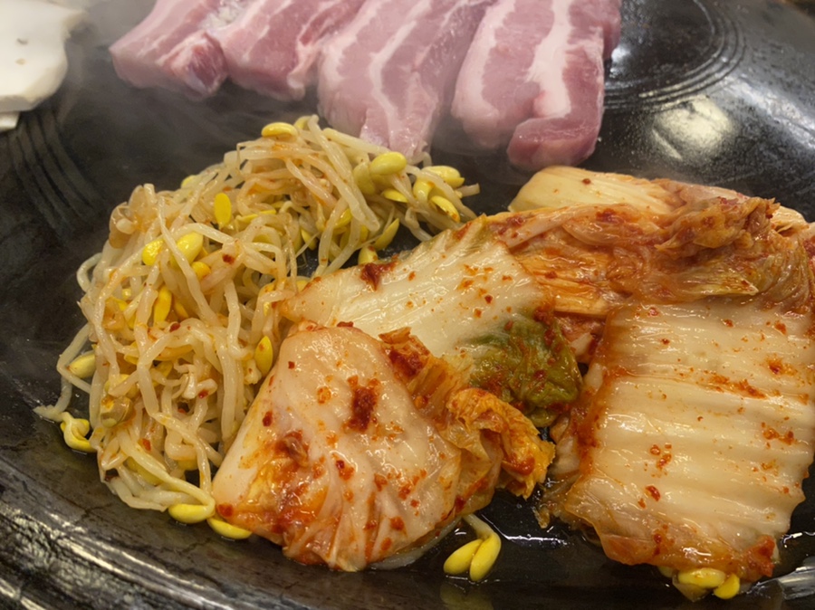 콩나물 솥뚜껑 오겹살 이미지