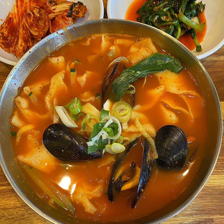 얼큰수제비해물칼국수 이미지