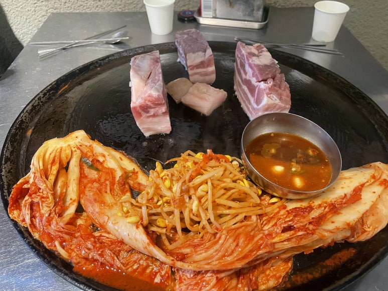 행복한 솥뚜껑 김치삼겹살 이미지