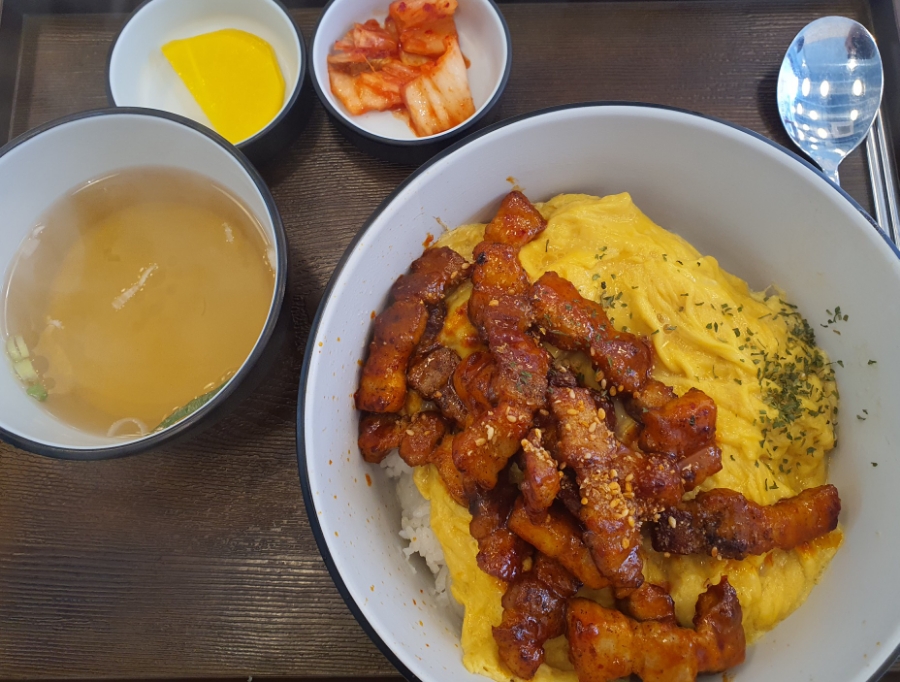 에그폭탄덮밥 이미지