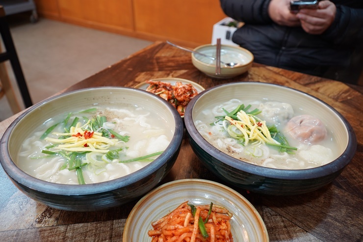 이유간백년칼국수 이미지