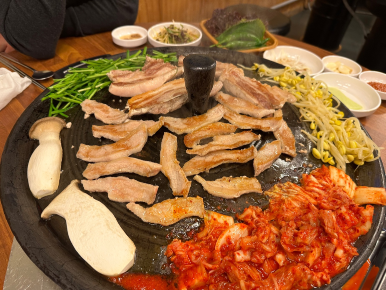 솥뚜껑에꽃한판 이미지