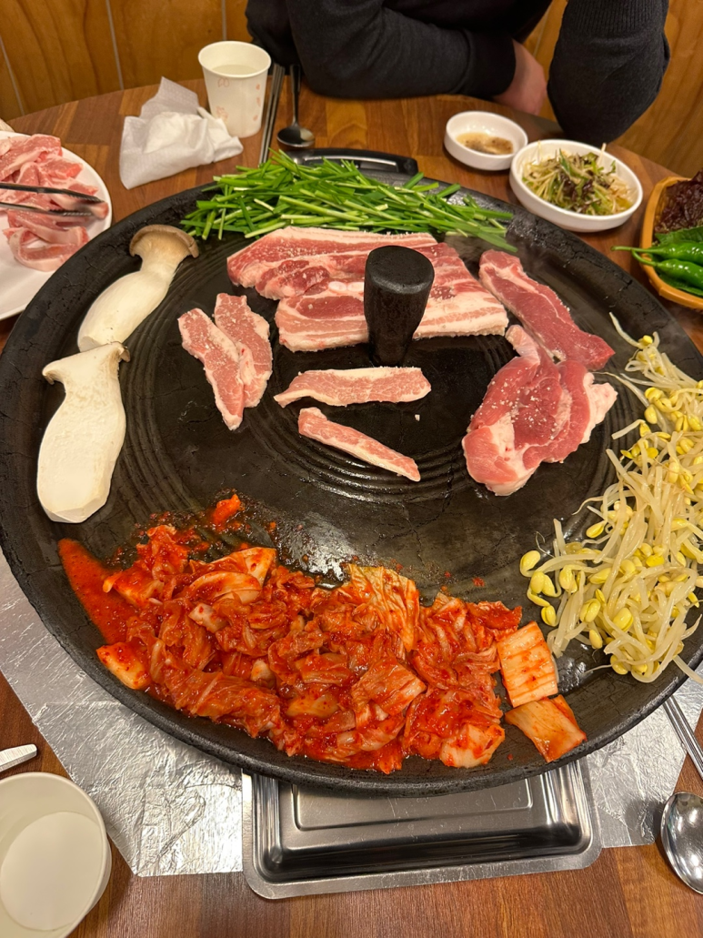 솥뚜껑에꽃한판 이미지