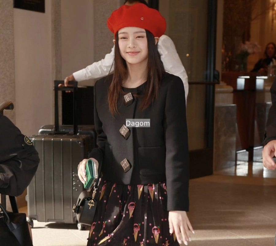 뉴진스 빨강 이미지