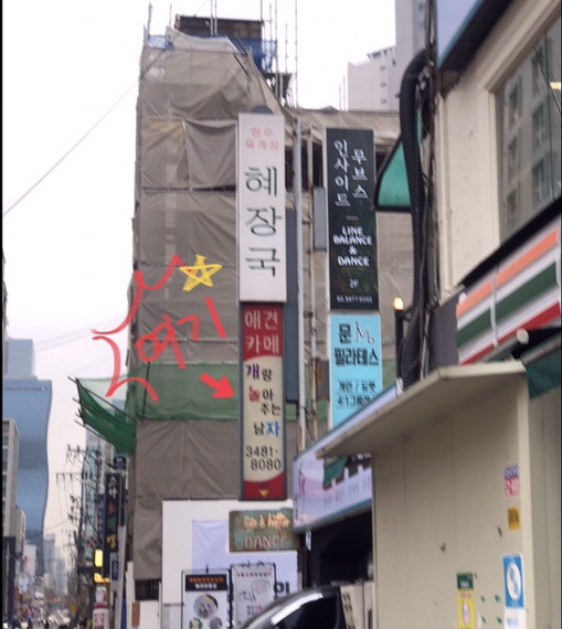 개랑 놀아주는 남자 이미지
