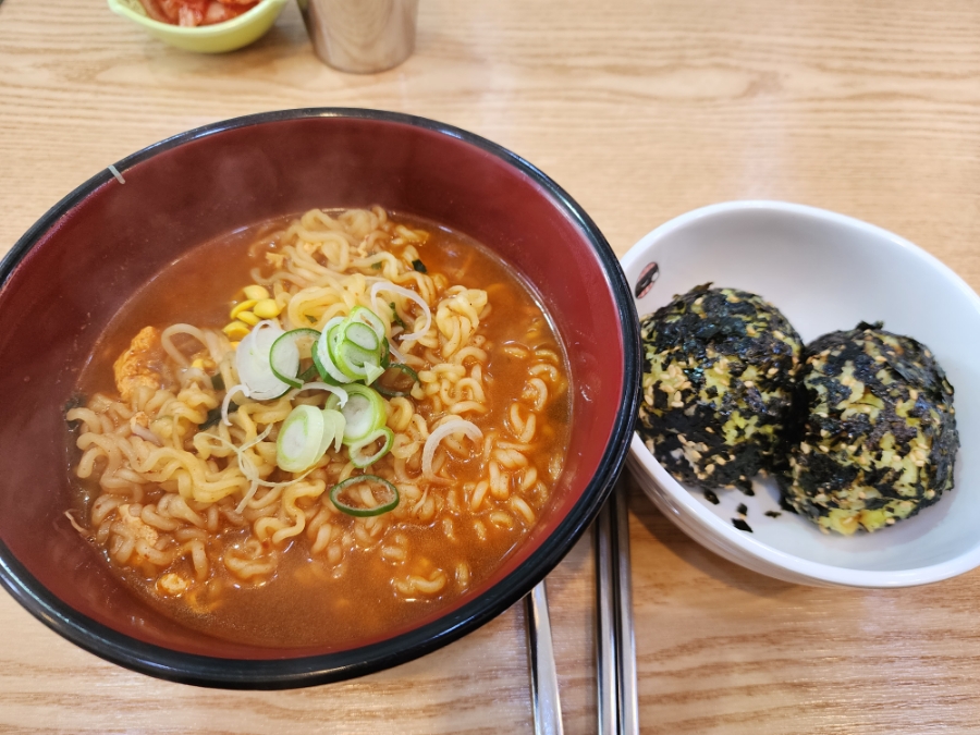 왕순이 주먹밥 김밥 이미지