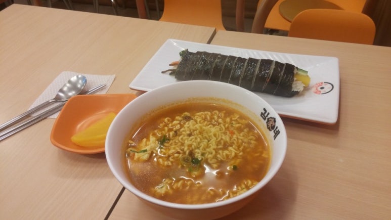 김밥에 라면 이미지