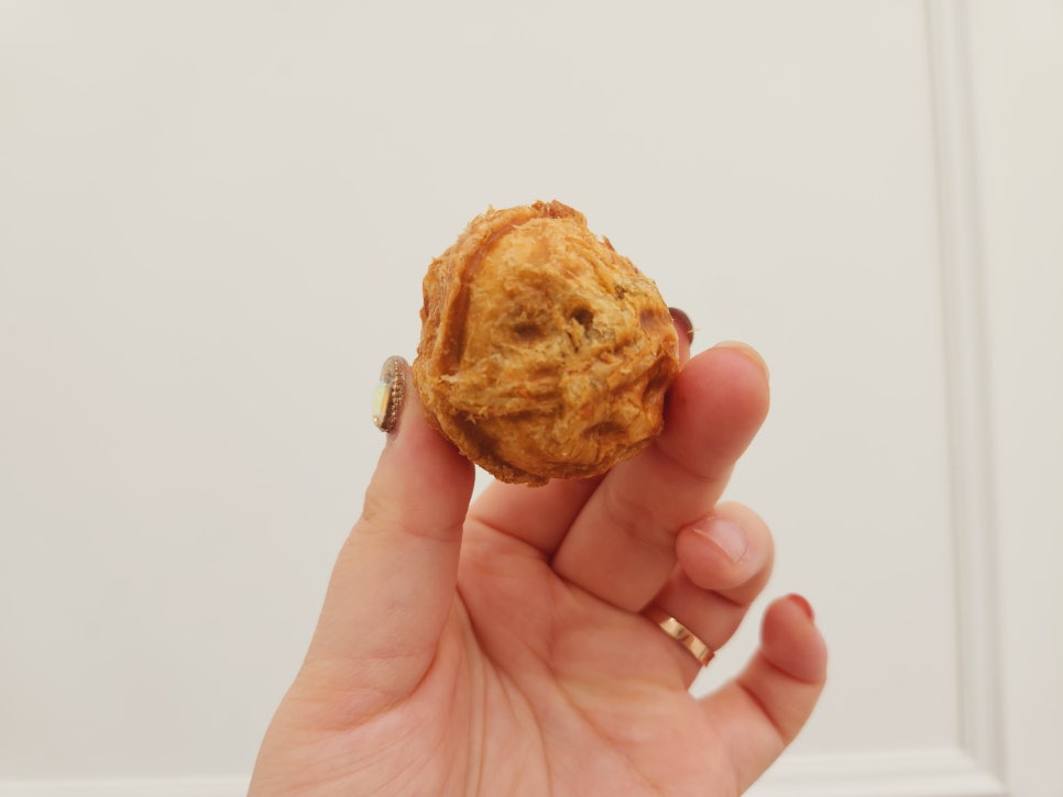 커피에 빠진 호두도둑 이미지