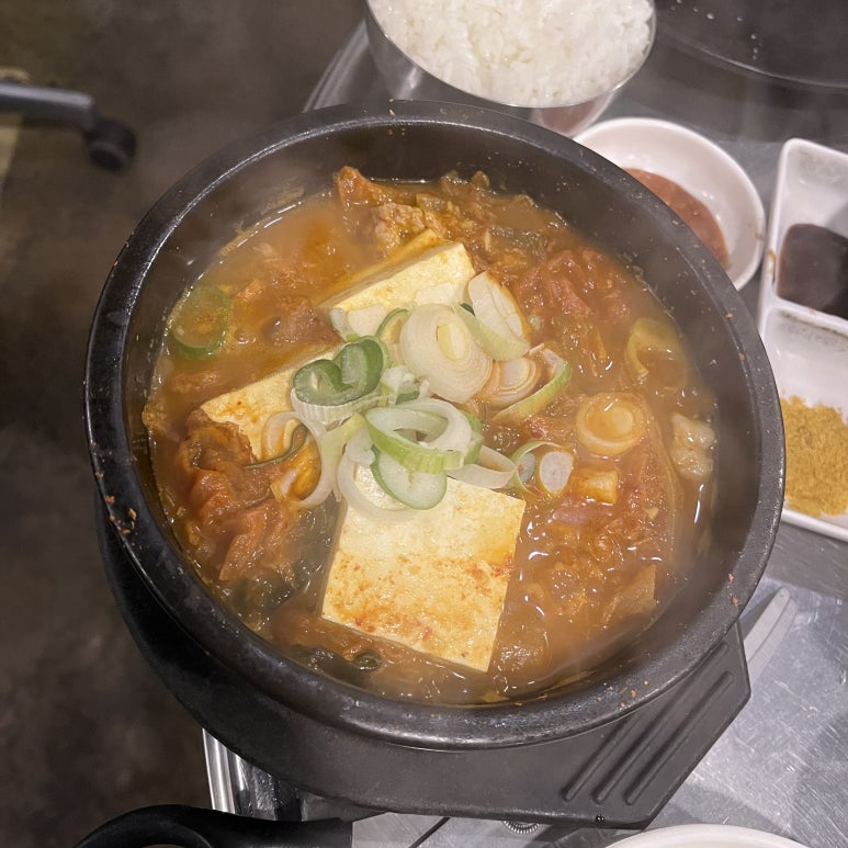장작패는돼지 이미지