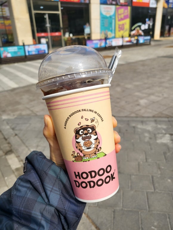 커피에 빠진 호두도둑 이미지
