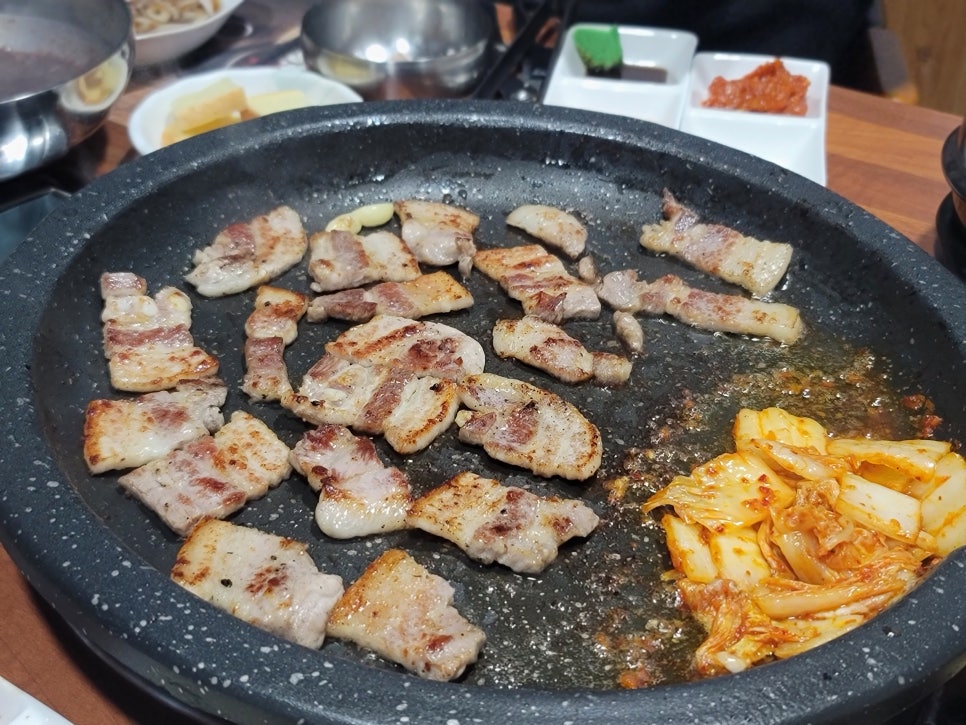 세자매고기테이블 이미지
