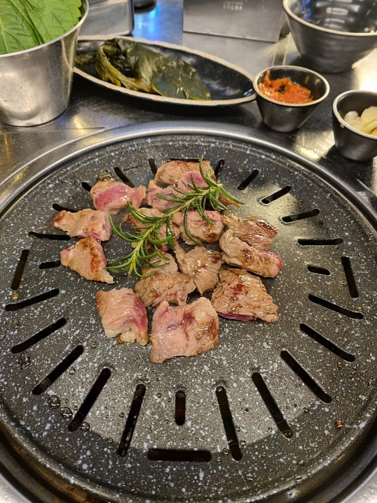 육회품은돼지 이미지