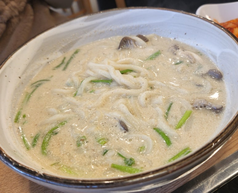 수라칼국수비빔국수굴요리보쌈 이미지