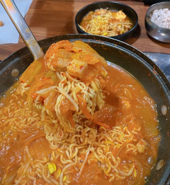 뚠뚠돼지김치찌개 이미지