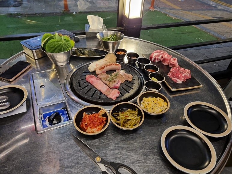 육회품은돼지 이미지
