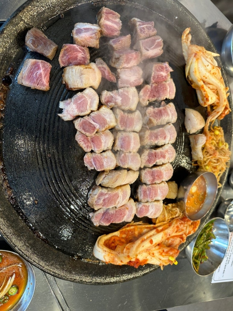 동두천솥뚜껑삼겹살 이미지