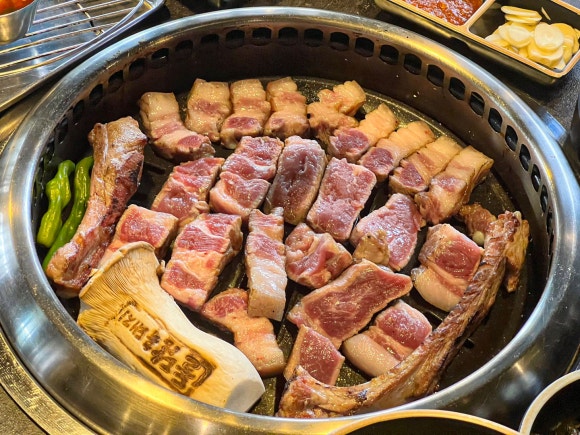 돌담위에흑돼지 이미지
