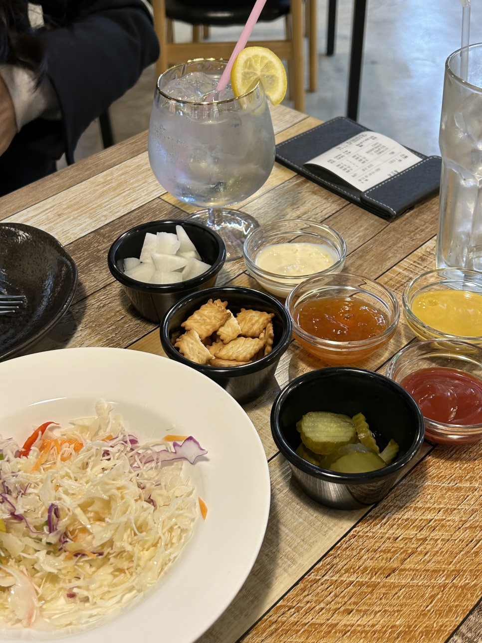 밤은짧고요순살은맛있고맥주는차가워요 이미지