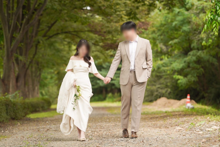 가로수 흙길을 걸어오는 전신 컷