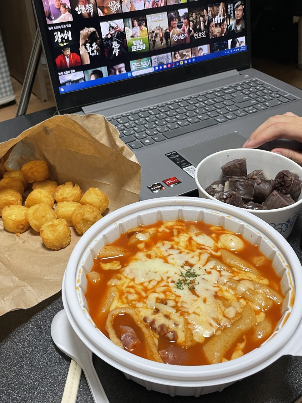떡볶이 퍼주는 판다 이미지