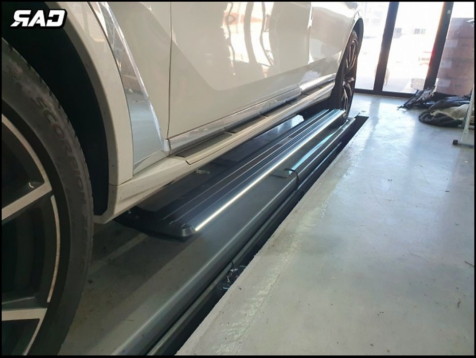 BMW X7 킹스텝 전동 사이드스텝, SUV 필수 튜닝일까?