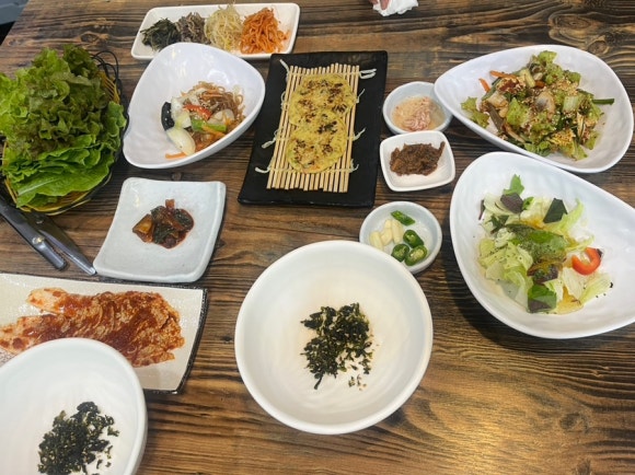 산아래보쌈，칼국수 이미지