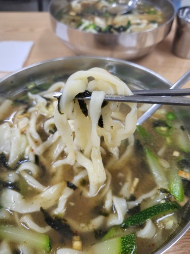 돌고래손칼국수 이미지