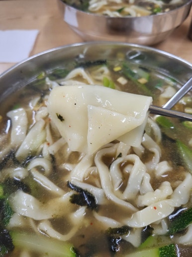 돌고래손칼국수 이미지