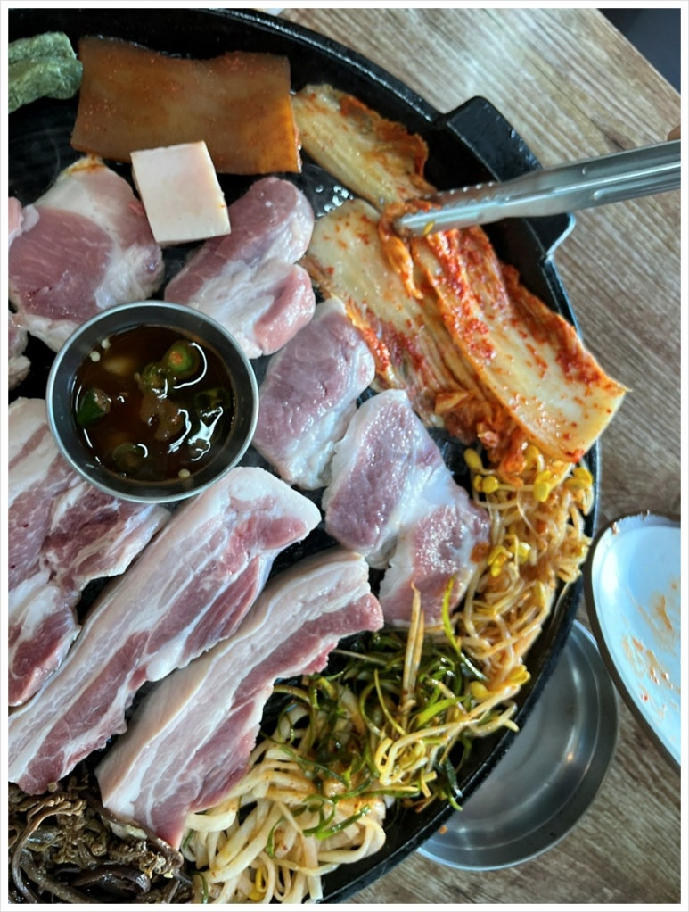 콩나물 솥뚜껑 오겹살 이미지