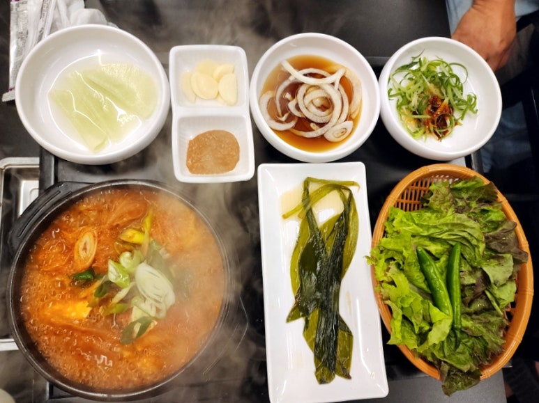 무쇠솥통돼지김치찌개 이미지