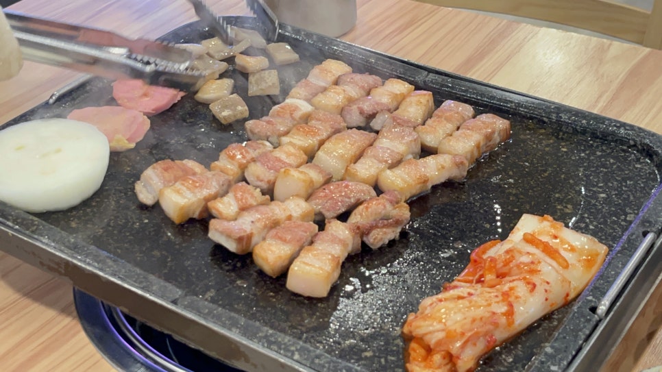 고씨네꺼먹돼지 이미지
