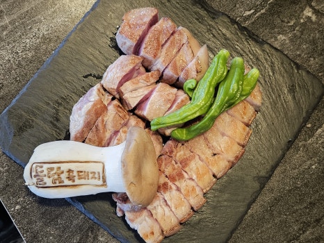돌담위에흑돼지 이미지