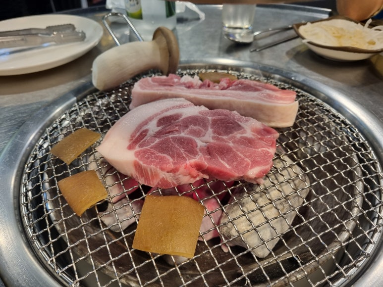 돼지삼춘생구이 이미지