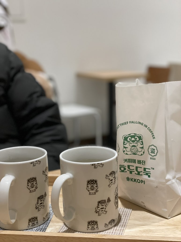 커피에 빠진 호두도둑 이미지