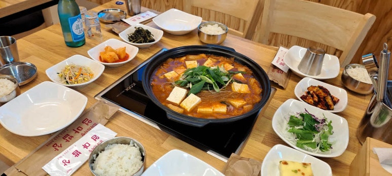 엄마의 김치찌개 밥상 이미지