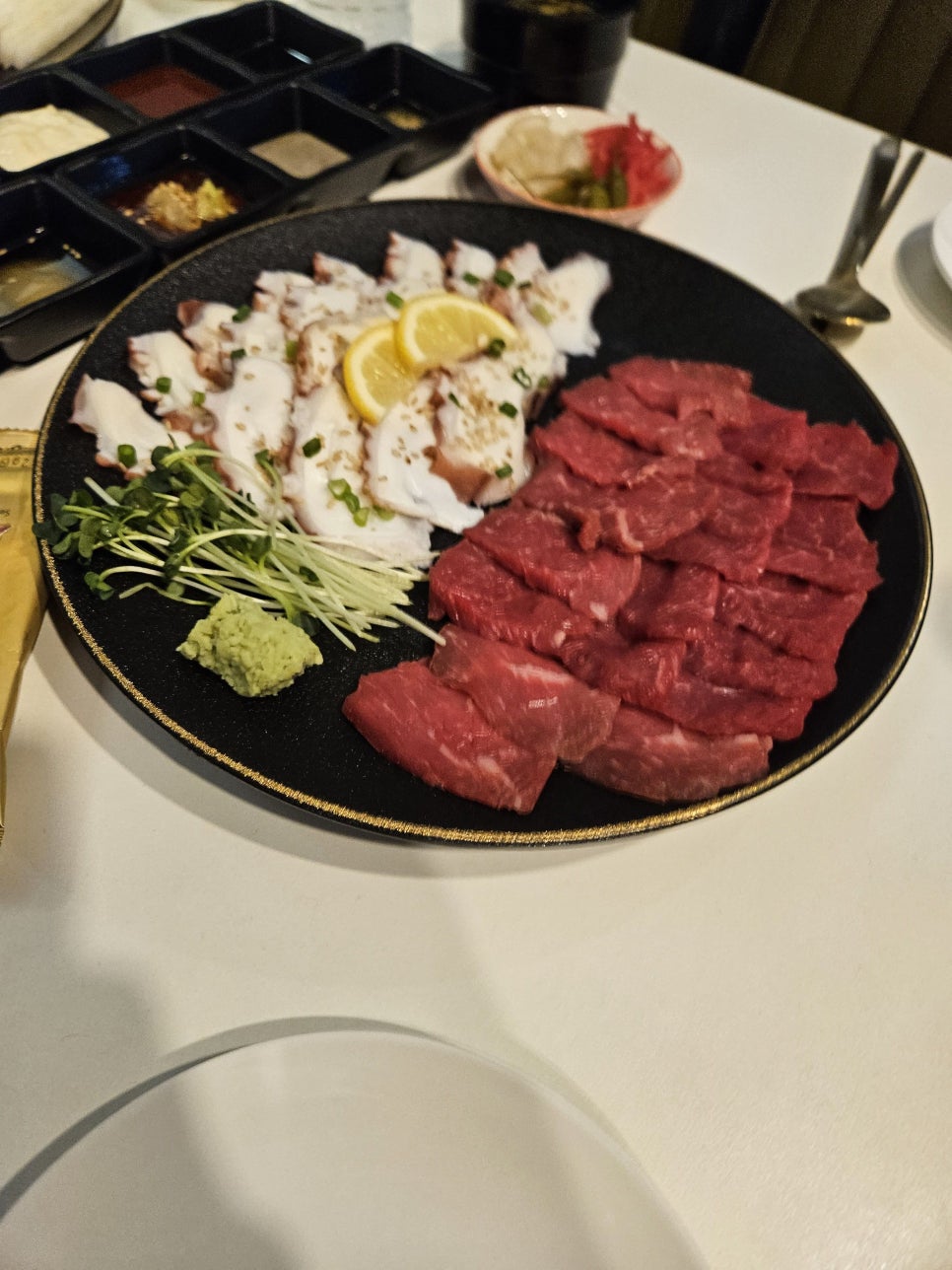 육회야문연어 이미지