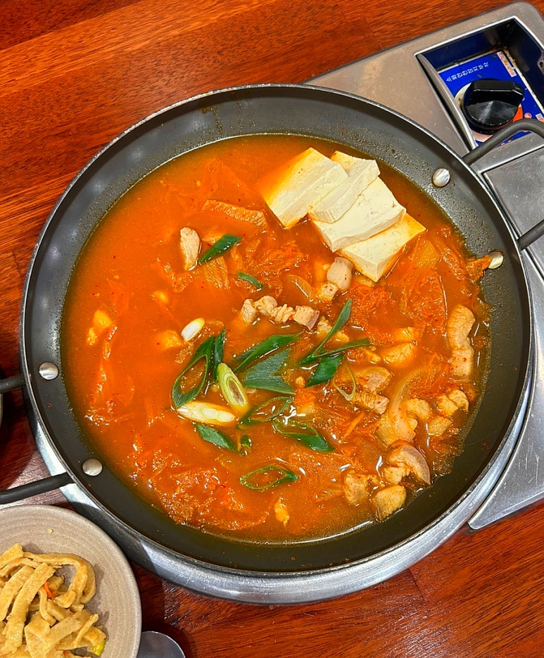 돼지고기듬뿍넣은김치찌개 이미지